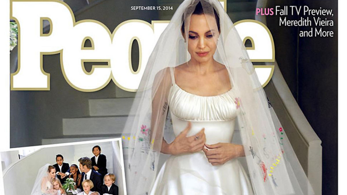 Ślub Angeliny Jolie i Brada Pitta jest bez wątpienia wydarzeniem roku. Z kilku powodów. Po pierwsze Angie i Brad to chyba najpiękniejsza i najbardziej znana para w Hollywood. Po drugie udało im się zorganizować całą ceremonię w tajemnicy przed wszystkimi. No i po trzecie, suknia Angie była naprawdę inna niż wszystkie.