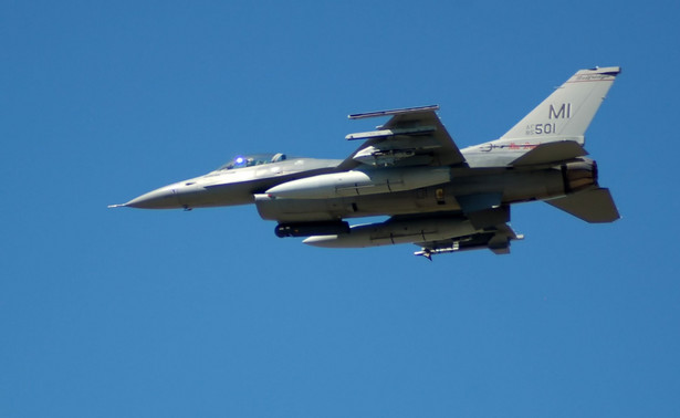 Dane osobowe pilotów samolotów F-16 można znaleźć w sieci. Będą łatwym celem w wojnie hybrydowej