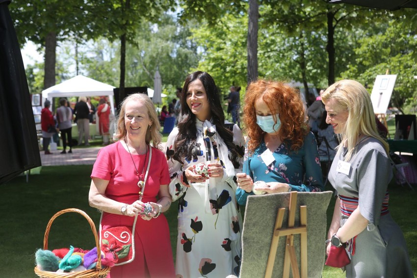 Supruga ambasadora kupila je ručno izrađenu torbicu sa tradicionalnim cvetnim vezom.