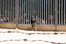 Do sieci trafiło nagranie jak białoruskie służby szkolą migrantów do walki [WIDEO]