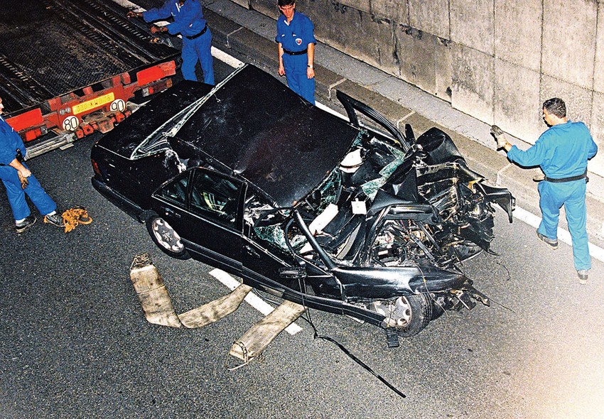 Forenzičari su potvrdili da je "fijat" udario u "mercedes" u kom su bili princeza i njen ljubavnik, te da je to dovelo do fatalnog udarca u tunelu u kom su Dajana i Dodi izgubili život