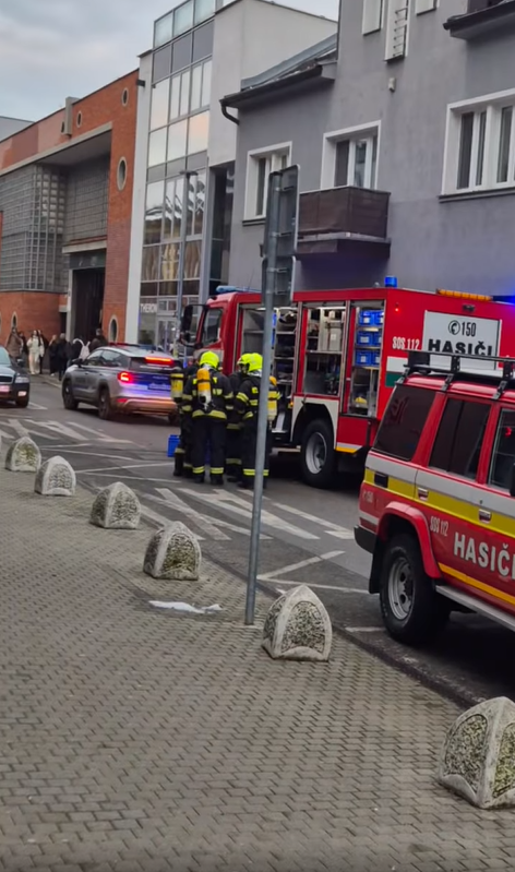 Záchranné zložky zasahujú v Žiline pre podozrenie na únik neznámej látky.