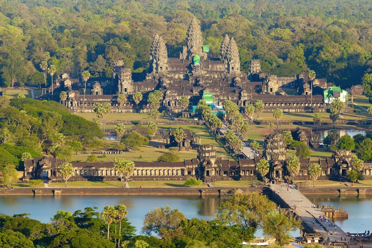 2. miejsce: Angkor Wat – największa, najważniejsza i najbardziej znana świątynia w kompleksie Angkor, położonym w prowincji Siem Reap w Kambodży. Świątynia Angkor została zbudowana przez Surjawarmana II (1113-1150 n.e.) ku czci hinduskiego bóstwa Wisznu, z którym, jako władca-bóg, król ten się identyfikował.