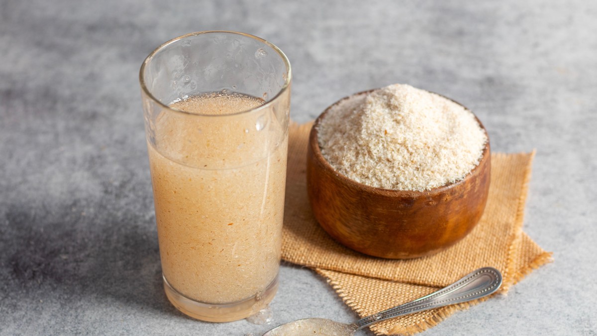 Psilijum ljuspice se pomešaju sa 240 ml vode ili voćnog soka