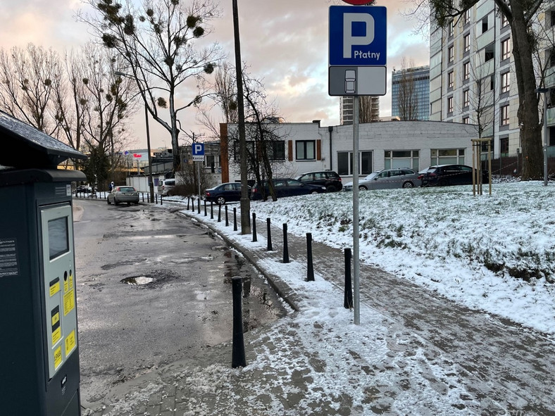Pusty legalny parking na Żoliborzu i tłoczno tuż za znakiem o końcu parkingu 