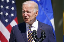 Prezydent USA Joe Biden, obok premier Szwecji Magdaleny Andersson i prezydenta Finlandii Sauli Niinistö (poza kadrem), przemawia w Ogrodzie Różanym po spotkaniu w Białym Domu w Waszyngtonie, 19 maja 2022 r.