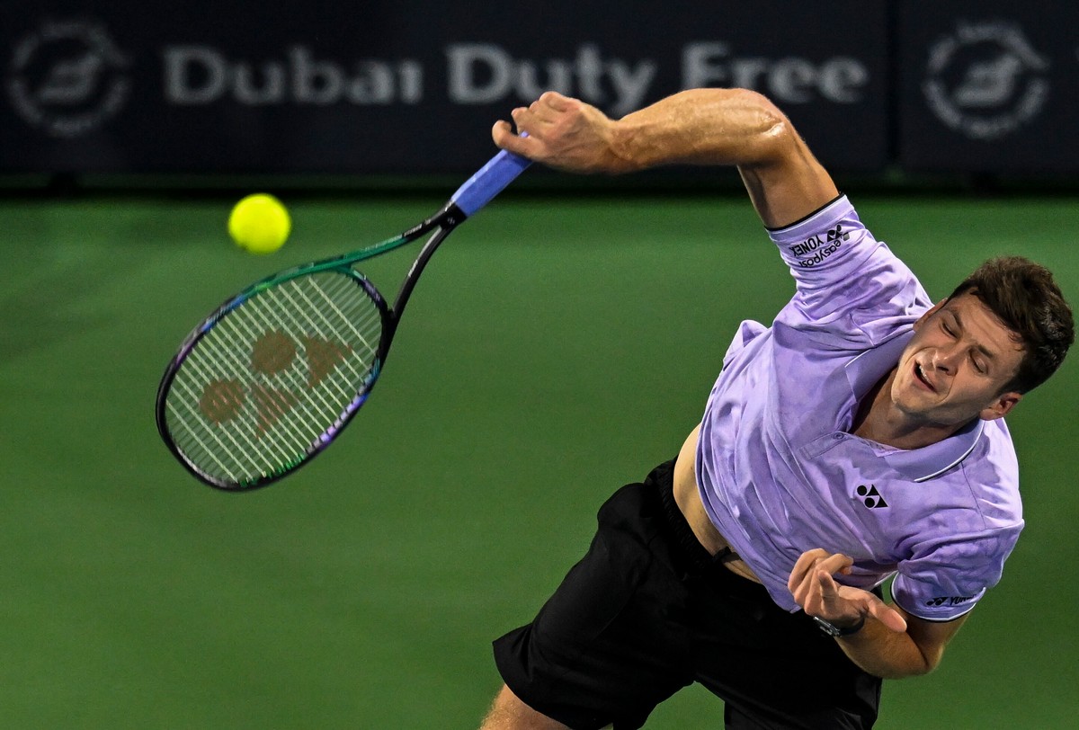 epa10495887 Hubert Hurkacz of Poland plays a return during his round of 32 match against Alexander Shevchenko of Russia at the Dubai Duty Free Tennis ATP Championships 2023 in Dubai, United Arab Emirates, 28 February 2023. EPA/Yoshua Arias Dostawca: PAP/EPA.