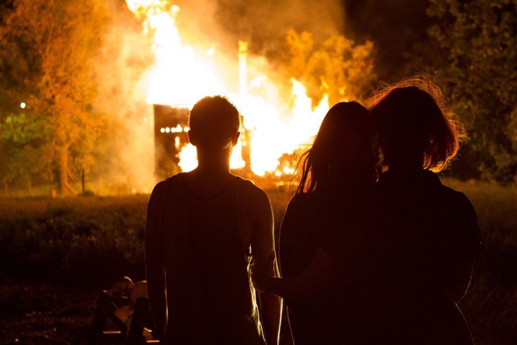 Lost River, reż. Ryan Gosling
<br><br>
Jeden z najgłośniejszych filmów ostatniego festiwalu w Cannes. Debiut reżyserski Ryana Goslinga, który wywołał burzliwe dyskusje wśród krytyki i publiczności festiwalowej. Mroczna, trzymająca w napięciu opowieść z elementami fantasy i noir, rozgrywająca się w surrealistycznym świecie znikającego miasta. Billy, samotna matka dwójki dzieci, wpada w otchłań, z której jedynym wyjściem może okazać się tajemnicza droga do podwodnej krainy. Ona i jej nastoletni syn będą musieli głęboko zanurzyć się w tajemnicy, tylko to może uratować ich rodzinę.