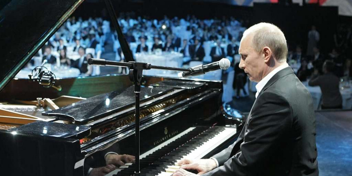 Putin gra i śpiewa