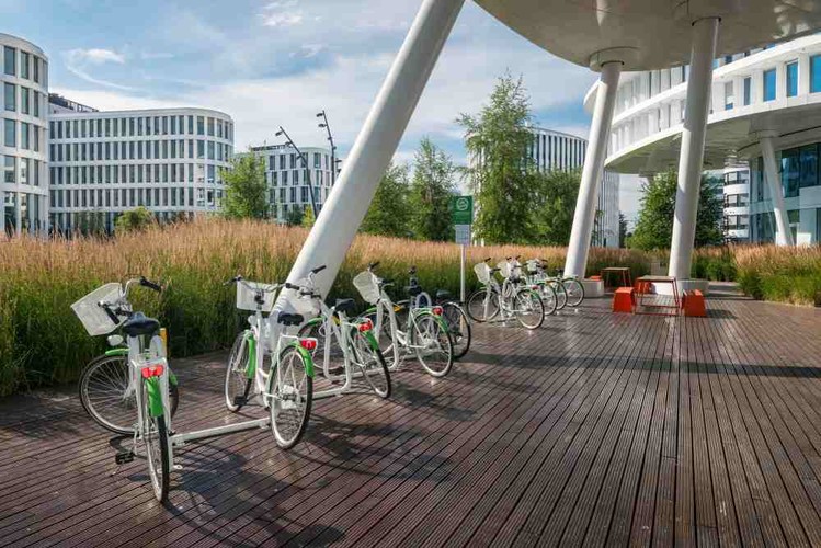 Oprócz miejsc parkingowych, Business Garden oferuje również myjnię samochodową oraz szatnie z prysznicami zaprojektowane z myślą o rowerzystach. Pracownicy mogą też korzystać z rowerów, które mogą bezpłatnie wypożyczać do 72 godzin.