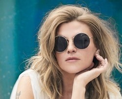 Melody Gardot i Sting w duecie śpiewają "Little Something"