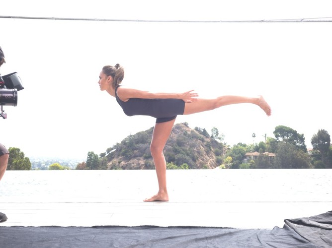 Jessica Alba na planie filmu promocyjnego depilatora Braun Silk-épil 9 SkinSpa