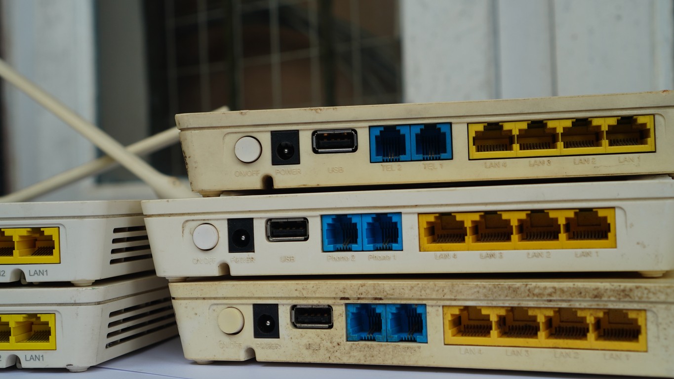 Dnes stačí zapojiť kábel a sme online. Kedysi sme na spojenie s internetom čakali pri zvuku dial-up modemu.