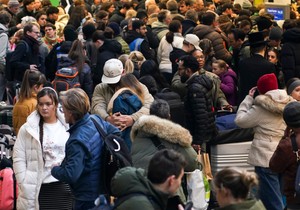 Putnici čekaju Evrostar voz na stanici Sent Pankras u Londonu 30. decembra