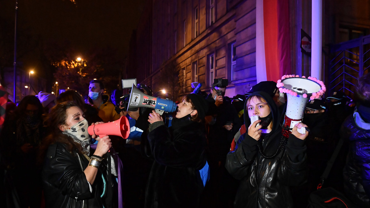 Demonstranci przed MEN