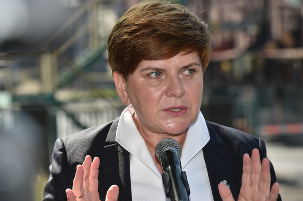 Beata Szydło na wałach, Ewa Kopacz na plaży. Temat mają jeden