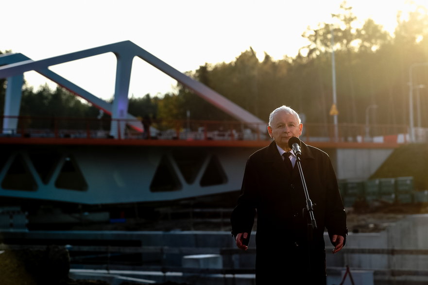 Jarosław Kaczyński na przekopie mierzei