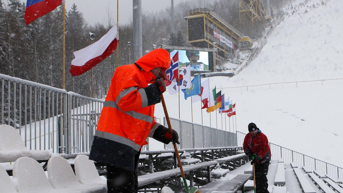 W niedzielny poranek aura w Harrachovie nie była łaskawa dla organizatorów konkursów Pucharu Świata. O 9:30 miał się rozpocząć pierwszy konkurs, ale z powodu silnego wiatru przesunięto go na godzinę 10.30, następnie na 14. Po tym terminie kilka razy zmieniano decyzję, a ostatnią informacją jest, że zawody mają rozpocząć się o 15.15.