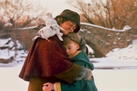 TUŽNA starica sa golubovima iz filma "Sam u kući" ima mučnu životnu priču, a OVAKO IZGLEDA DANAS: Majka ju je ZLOSTAVLJALA, upala je u kandže depresije i samopovređivala se