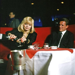 "Ja jedną rzecz w życiu traktuję serio...". QUIZ. Pamiętasz te cytaty z serialu "07 zgłoś się"? To 9/9 masz jak w banku