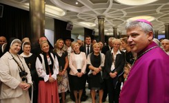 Polski arcybiskup nocuje w urzędzie. Służbowe mieszkanie w Watykanie oddał rodzinie z Syrii