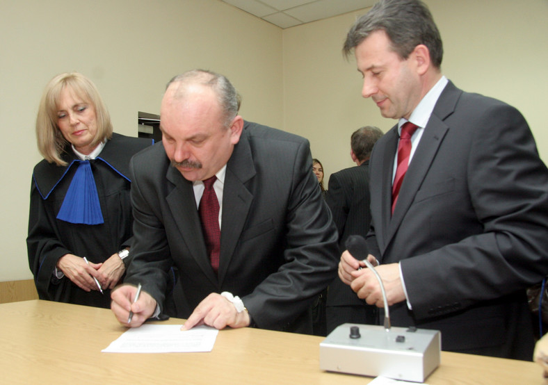 Ówczesny członek zarządu województwa lubelskiego Arkadiusz Bratkowski (na środku). Zdjęcie z 2009 r.