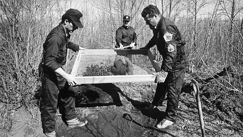 Policjanci szukają ciał wzdłuż rzeki Knik na Alasce w kwietniu 1984 r.