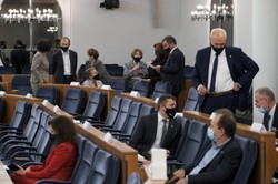 Marszałkowi Senatu przysługuje uprawnienie do ogłoszenia przerwy. CIS wyjaśnia