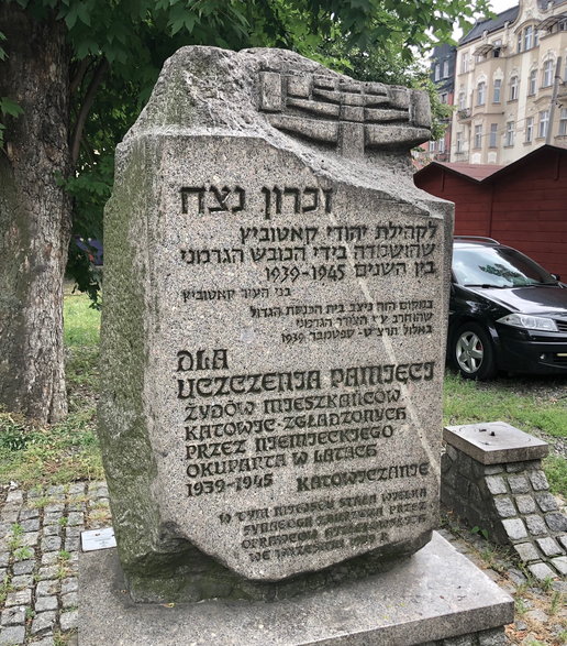 Dziś w jej miejscu, na placu Synagogi, o świątyni przypomina jedynie pamiątkowa tablica