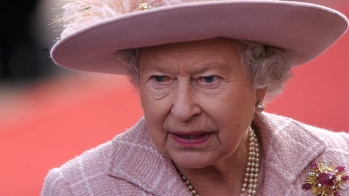 Elżbieta II króluje online. Odsłoniła portret podczas wideokonferencji 
