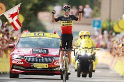 Tour de France: Van Aert wygrał etap, Pogacar nadal liderem