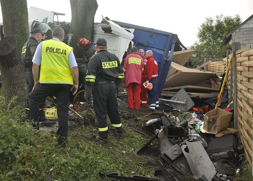 Wbił się tirem w drzewo! FOTO