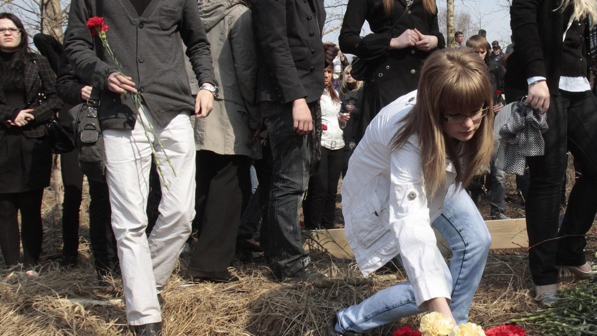 "Polacy dziękują Rosjanom za współczucie i pomoc", "Obywatele Polski do obywateli Rosji: nasze narody na drodze do pojednania", "Polacy powiedzieli Rosjanom: dziękujemy!", "Polska wyciąga do Rosji rękę z podziękowaniami" - pod takimi tytułami rosyjskie media przekazują informację o inicjatywie portalu Onet.pl, Fundacji Badań Europejskich "Sarmacja", "Nowej Europy Wschodniej" oraz "Tygodnika Powszechnego", które wystosowały apel do narodu rosyjskiego.