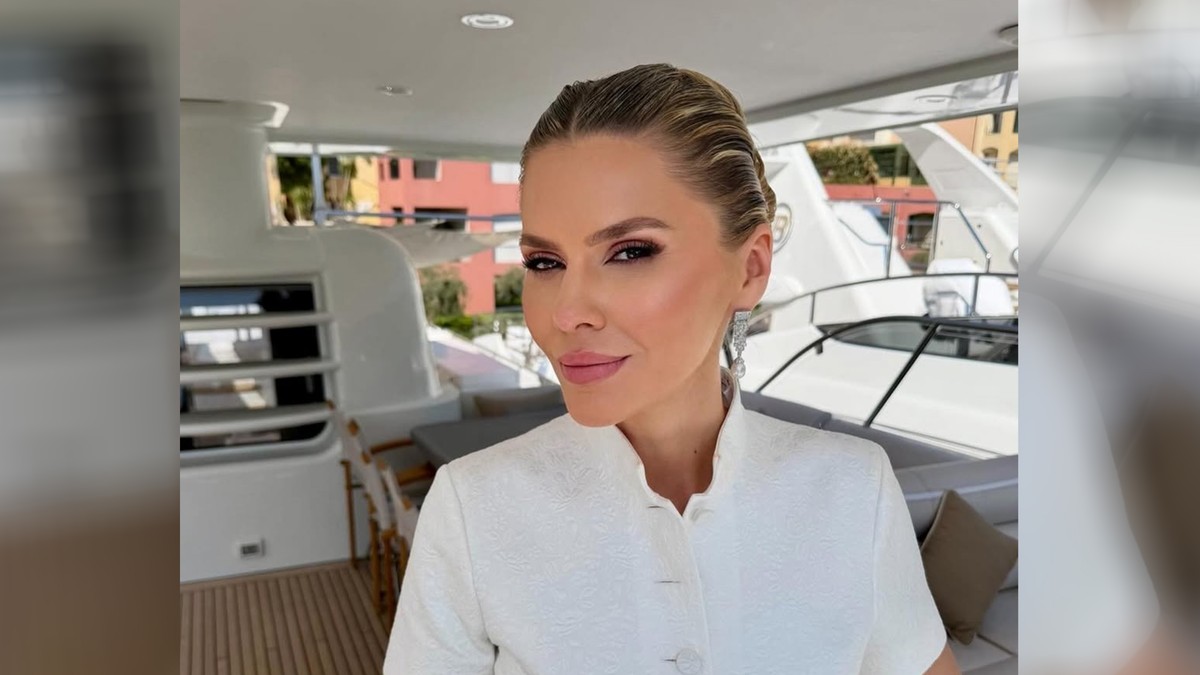 (PHOTO) FACE LIKE A PORCELAIN DOLL Melina showed how she was made up at the wedding, pearl earrings worth 1,000 euros on her ears