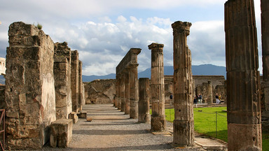 Dwoje turystów zatrzymanych w Pompejach pod zarzutem kradzieży zabytków