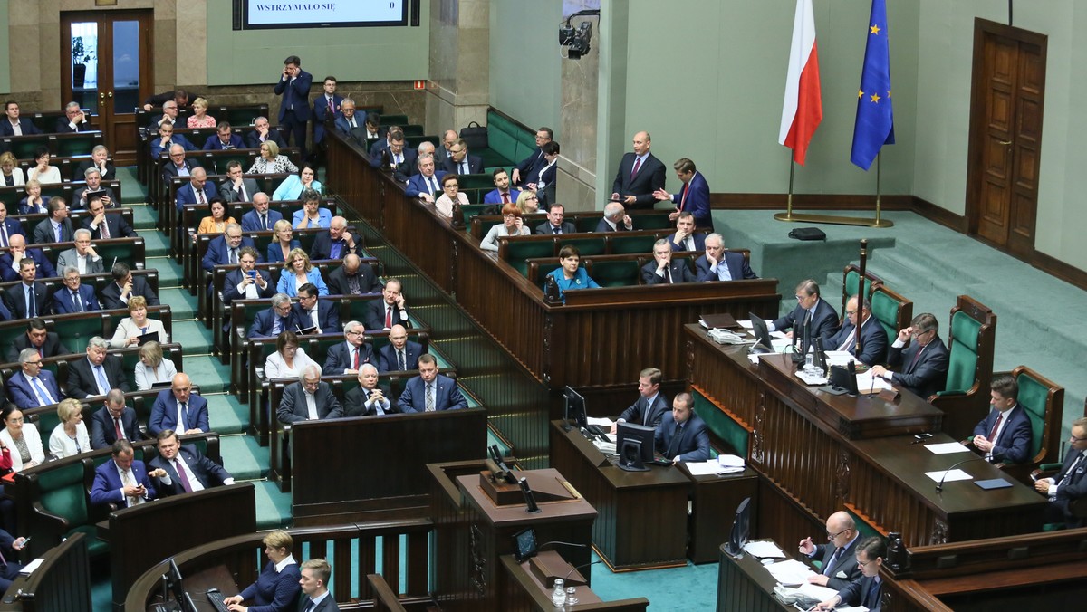 Sejm przyjął dziś nowelizację ustawy przyznającą 400 zł miesięcznie działaczom opozycji antykomunistycznej i osobom represjonowanym w okresie PRL. Świadczenie ma być przyznawane bezterminowo i bez względu na dochód. Nowelizację poparło 438 posłów, przeciw było dwóch, od głosu wstrzymał się jeden posłów.