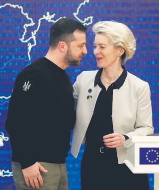 Prezydent Wołodymyr Zełenski i przewodnicząca Ursula von der Leyen. Zmiany w sądownictwie to warunek eurointegracji