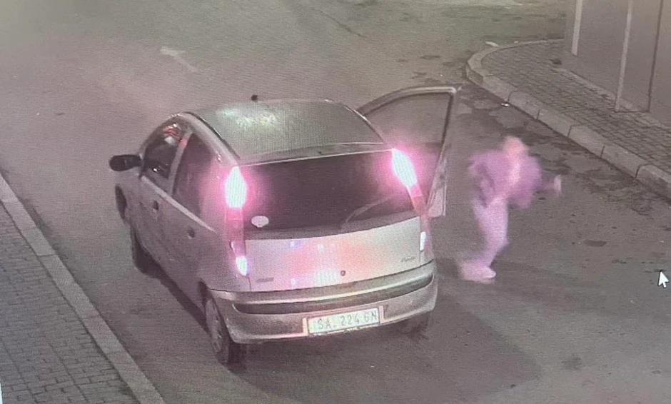 Devojčica istrčava iz automobila