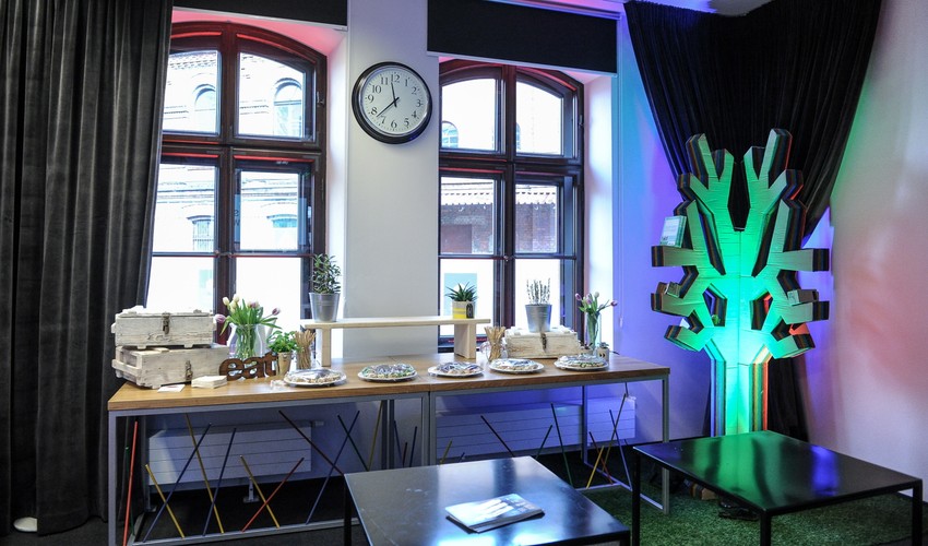 Google otworzył na warszawskiej Pradze Campus Warsaw.<br>
Szef projektu Rafał Plutecki wyjaśnia, że to miejsce ma trochę działać jak znane od lat w Polsce inkubatory przedsiębiorczości. Tutaj będzie można spotkać i porozmawiać z ludźmi, którzy już odnieśli sukces. <br><br>fot. (zuz) PAP/Marcin Obara