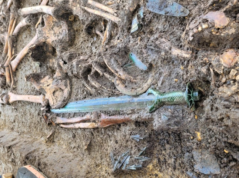 W tym samym grobie odnaleziono też groty strzał i inne przedmioty z brązu
