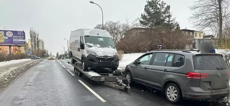 Rozpędzona przyczepa uderzyła auto. Nie była podłączona do samochodu