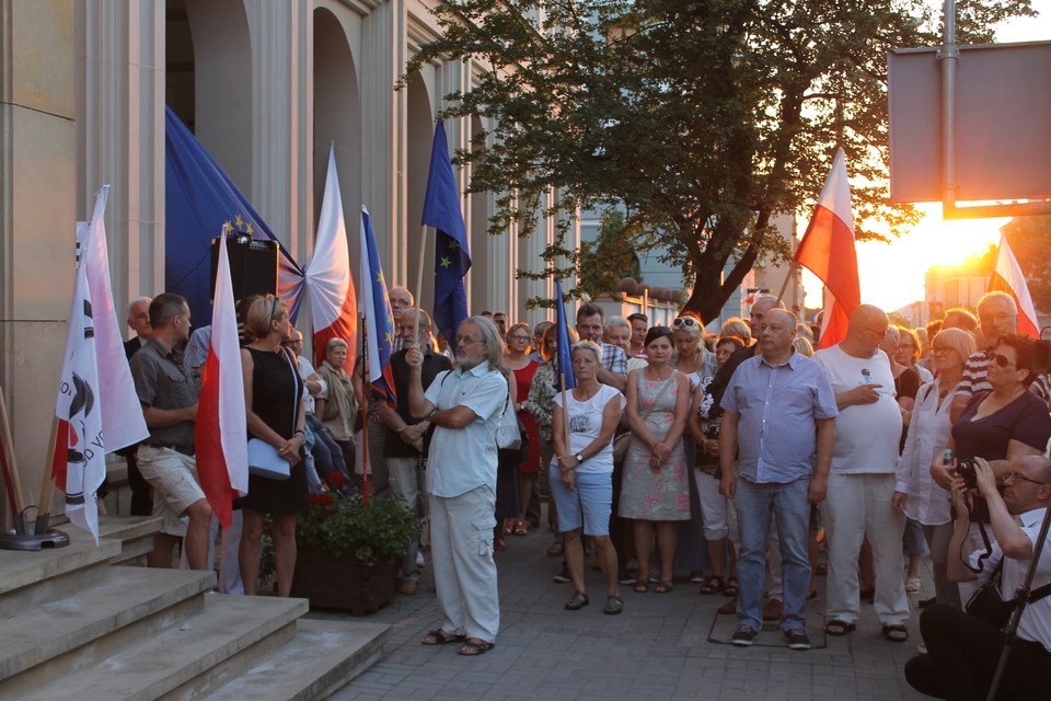 Kolejny protest przed kieleckim sądem. "Tę nową komunę też się uda złamać"