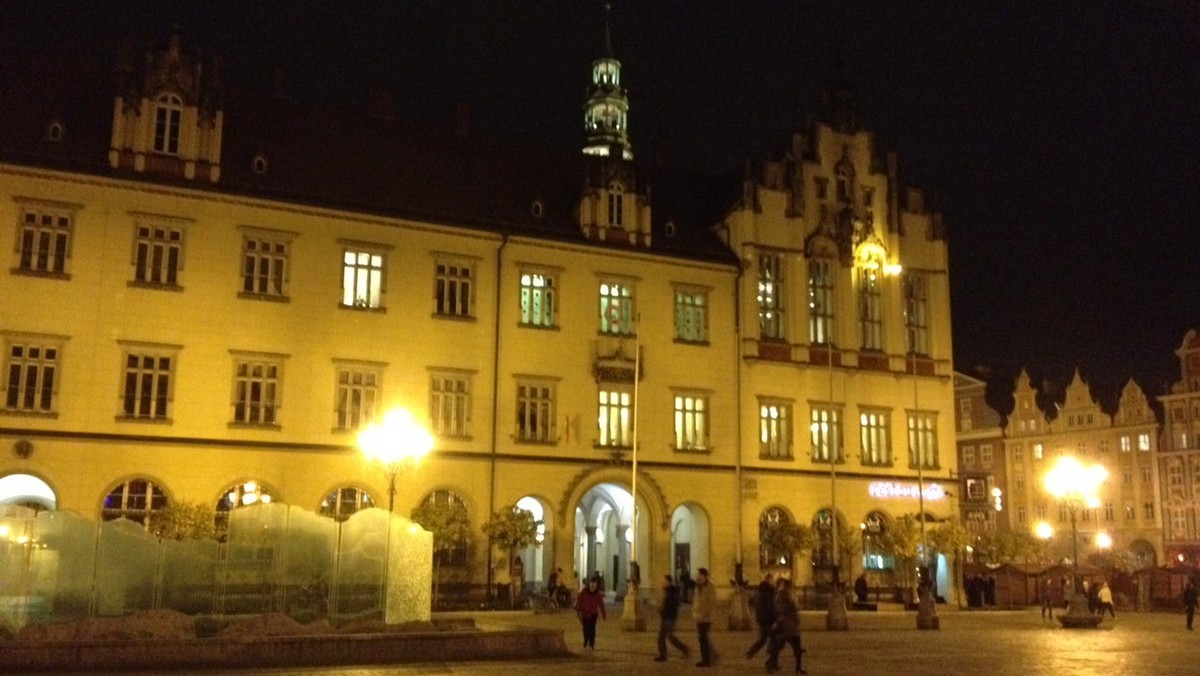 W środę późnym wieczorem na Rynku we Wrocławiu grupa kilkudziesięciu osób spaliła kukłę Żyda. W ten sposób manifestanci chcieli zaprotestować przeciwko przyjmowaniu do Polski uchodźców. Pikietę zorganizowały Obóz Narodowo-Radykalny i Młodzież Wszechpolska. Sprawę zbada prokuratura.