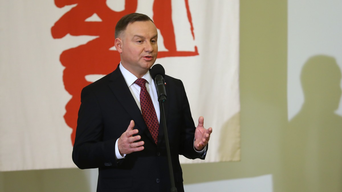 Nowelizację ustawy o emeryturach i rentach z FUS podpisał prezydent Andrzej Duda. W związku z tym od marca emerytury i renty wzrosną o co najmniej 70 zł brutto. Najniższe wyniosą 1200 zł brutto. Wzrośnie także z 1600 zł do 1700 zł próg dochodowy przy świadczeniu dla osób niesamodzielnych.