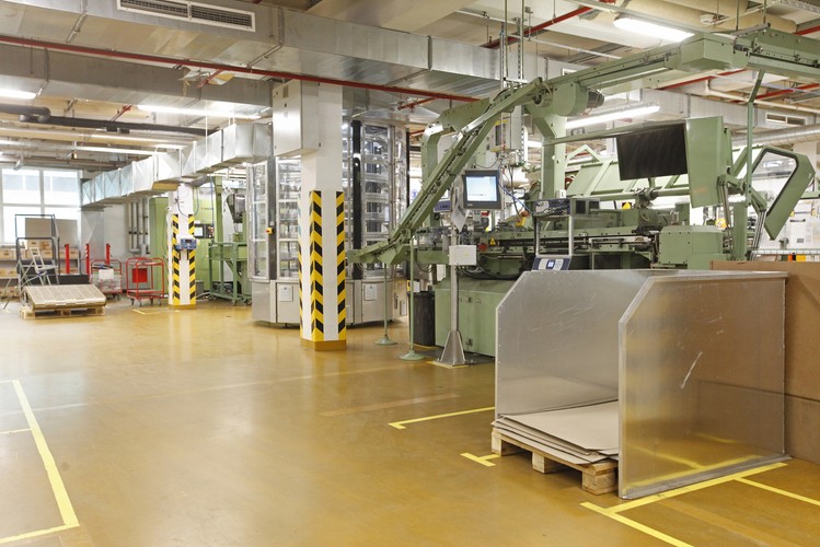 Rekrutacja na nowe stanowiska ma ruszyć niebawem. Zatrudnienie mają znaleźć przede wszystkim - jak poinformowała PAP Katarzyna Starmach z BAT - mechanicy, elektronicy, osoby z przygotowaniem inżynieryjnym, a także doświadczeniem w obsłudze i budowie maszyn przemysłowych. 'Połowa nowo tworzonych miejsc pracy to szansa na zatrudnienie dla osób zainteresowanych pracą w działach wspierających produkcję, takich jak krajalnia tytoniu, dział jakości, logistyka, a także usługi utrzymania porządku na terenie zakładu' - dodała.  <br><br>fot. (ar/cat) PAP/Artur Reszko