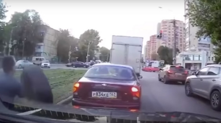 A sofőr azonnal a felé tartó akadály elé ugrott / Fotó: Youtube