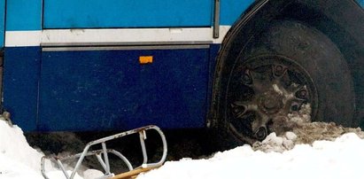 Wpadła sankami pod autobus, jest w śpiączce