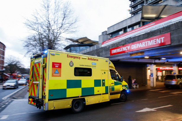 Ambulans przed Royal Free Hospital w Londynie. 4.01.2021