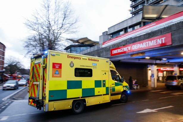 Ambulans przed Royal Free Hospital w Londynie