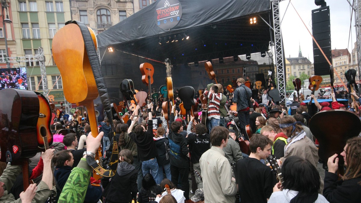 Próba pobicia Gitarowego Rekordu Gitarowego we wspólnym graniu przeboju Jimiego Hendrixa "Hey Joe" odbędzie się 1 maja na wrocławskim Rynku. Gitarzystom będzie towarzyszyć m.in. Eric Burdon, wokalista zespołu The Animals.